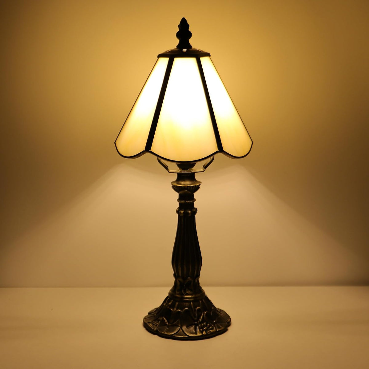 Small Tiffany Style Table Lamp Beige Stained Glass Lamp 14 Inch