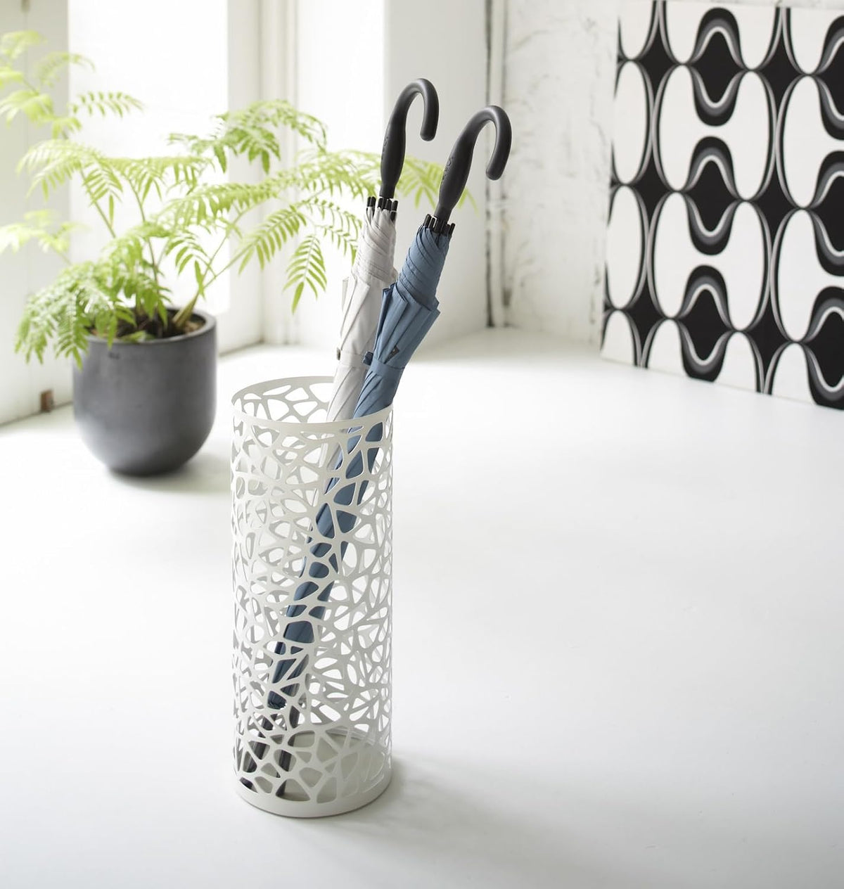 YAMAZAKI Home Nest Umbrella Stand - Storage for Umbrellas and Walking Canes - Round - Steel - Holds Up to 6 Umbrellas