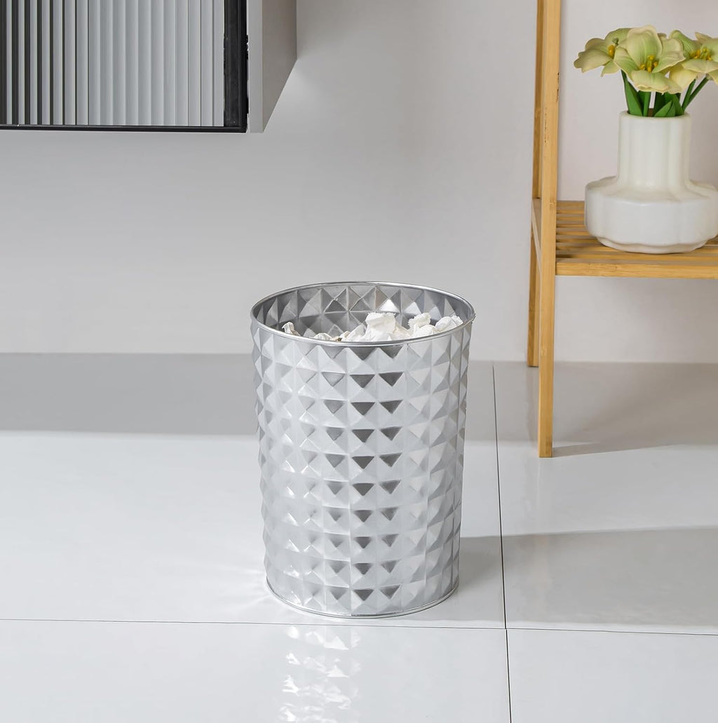 Venalys Small Round Metal Trash Can Wastebasket, Decorative Diamond Pattern Garbage Can Waste Paper Bin, Modern Farmhouse Round Trash Bin for Bathroom, Bedroom, Kitchen and Office (Silver)