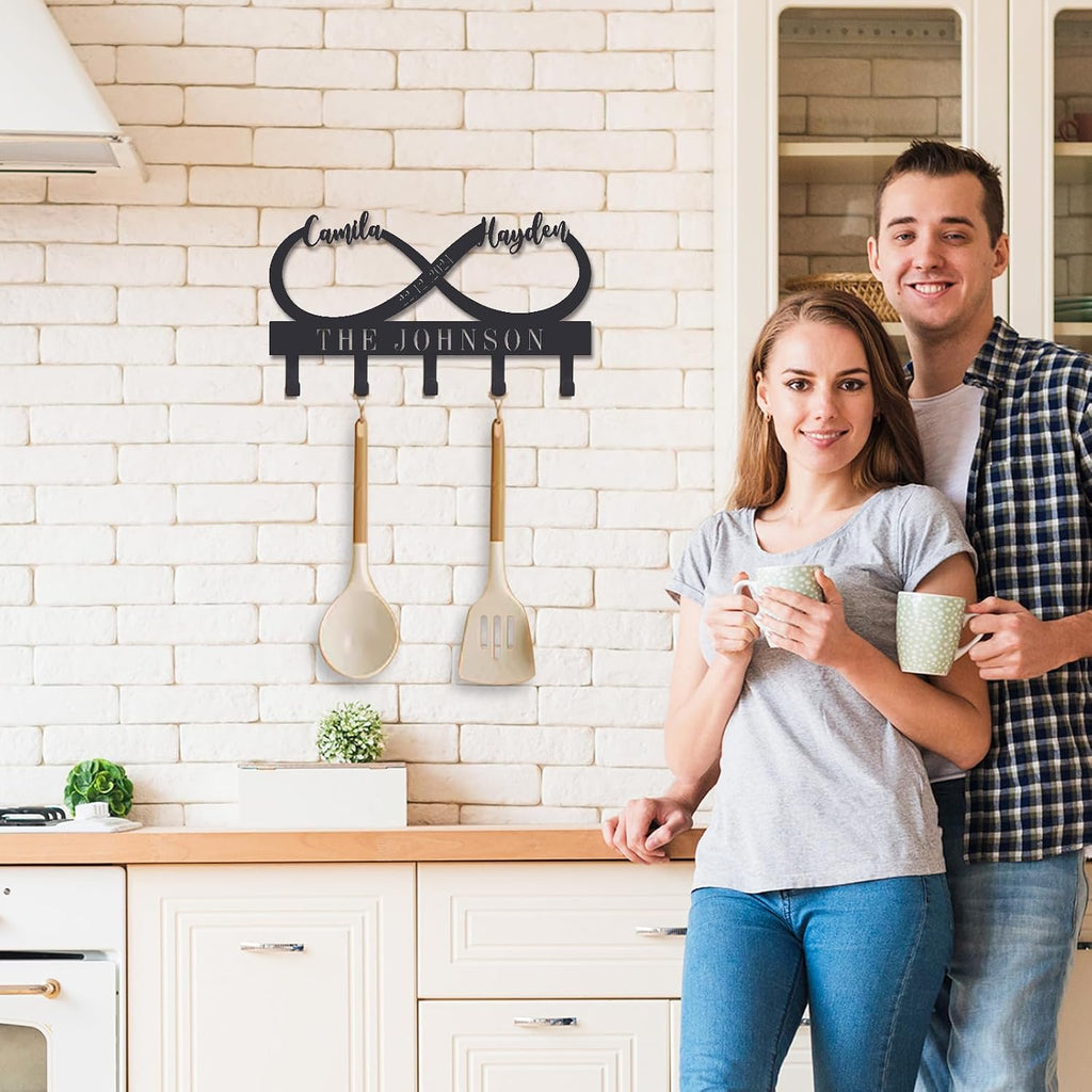 Personalized Metal Key Holder with Family Name,Custom Wedding, Anniversary, or Housewarming Present,Wall Mounted Key Hooks for Couples,Elegant Home Decor for Entryway