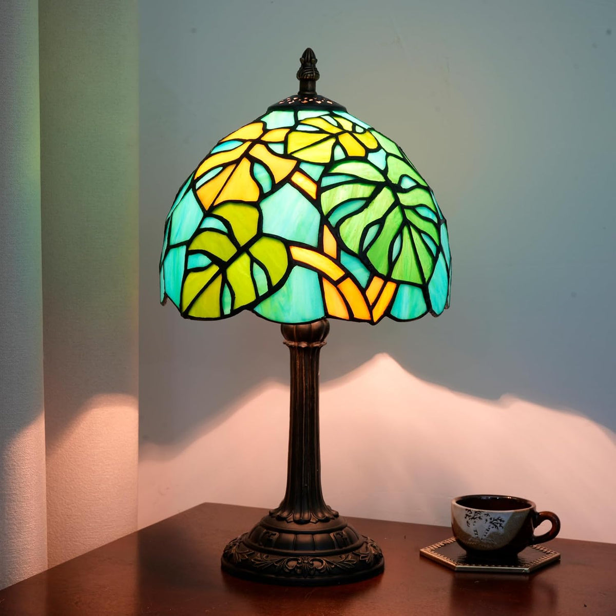 Tiffany Lamp Monstera Deliciosa Stained Glass Table Lamp Handmade Green Monstera Swiss Cheese Plant Bedside Desk Light Unique Cute Accent Nightstand Light for Home Office Dormitory Bar Decorate