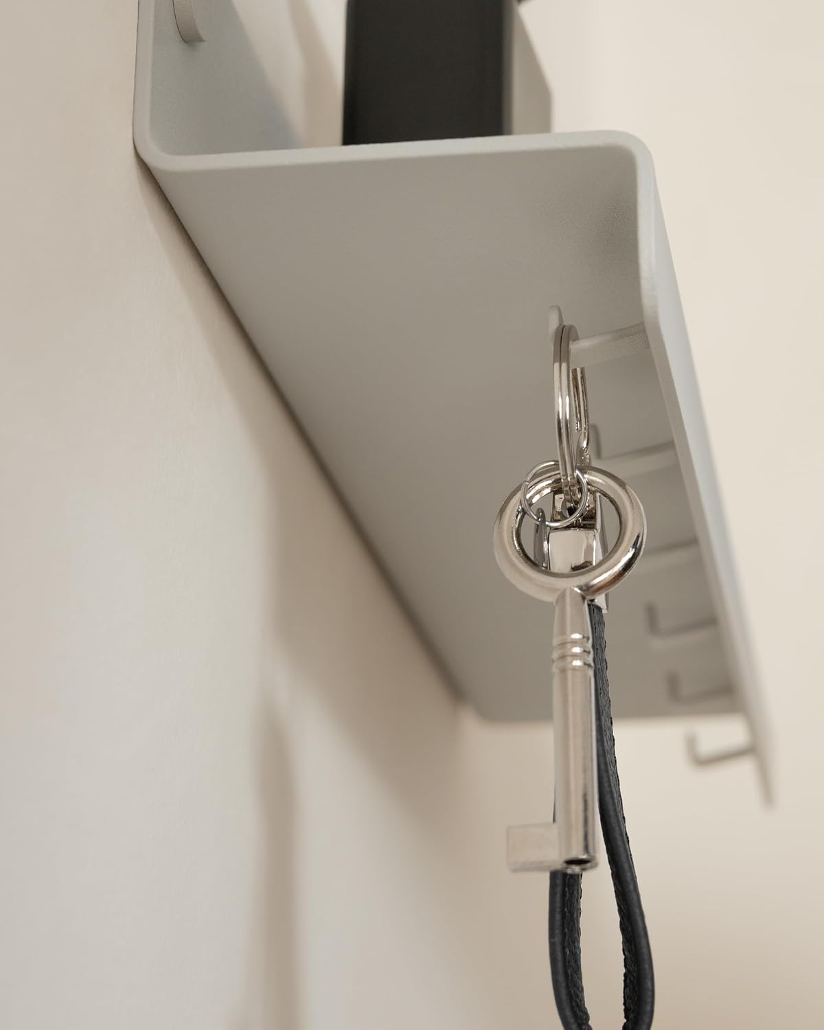 Kazai. Key Holder for Wall 'Holmsen' | Minimalist Key Hooks Design from Berlin | Modern Key Hanger with Metal Shelf | Key Hook Wall Mounted as Hallway Furniture | Silk Gray