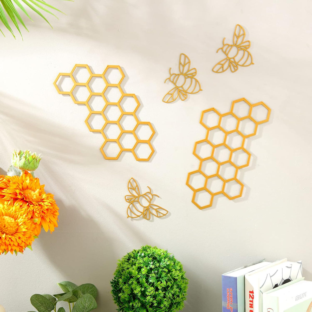 Peryiter 5 Pcs Metal Bee Wall Art Farmhouse Honey Bee Honey Comb Decor Wire Metal Wall Decor Hanging for Living Room Garden Bedroom Office Home(Gold)