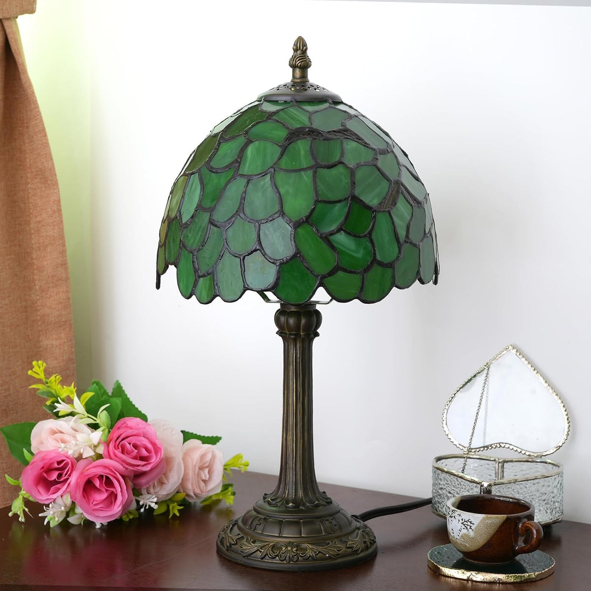 Tiffany Lamp Stained Glass Table Lamp Christmas Green Leaf Small Bedside Lamps Living Room Dining Room Office Decoration Desk Lamp Home Decoration Creative Gift
