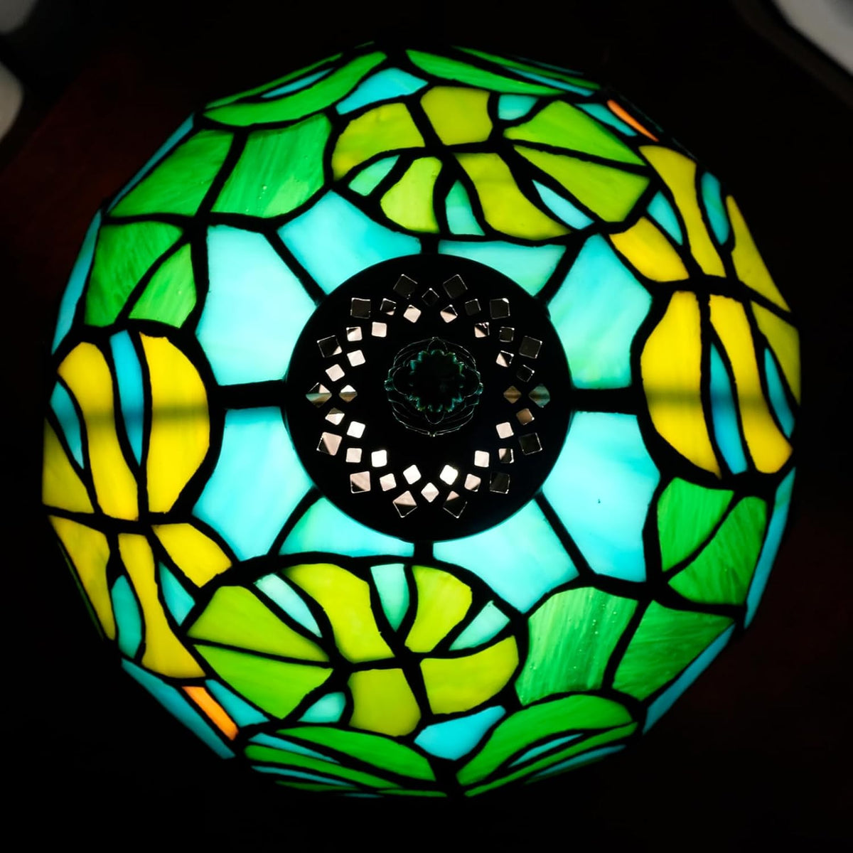 Tiffany Lamp Monstera Deliciosa Stained Glass Table Lamp Handmade Green Monstera Swiss Cheese Plant Bedside Desk Light Unique Cute Accent Nightstand Light for Home Office Dormitory Bar Decorate