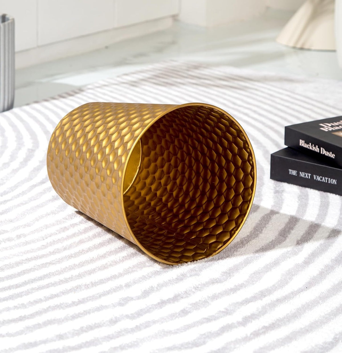 Venalys Small Metal Trash Can Wastebasket, Decorative Honeycomb Garbage Can Waste Basket, Modern Farmhouse Round Trash Bin for Bathroom, Bedroom, Kitchen and Office (Gold)