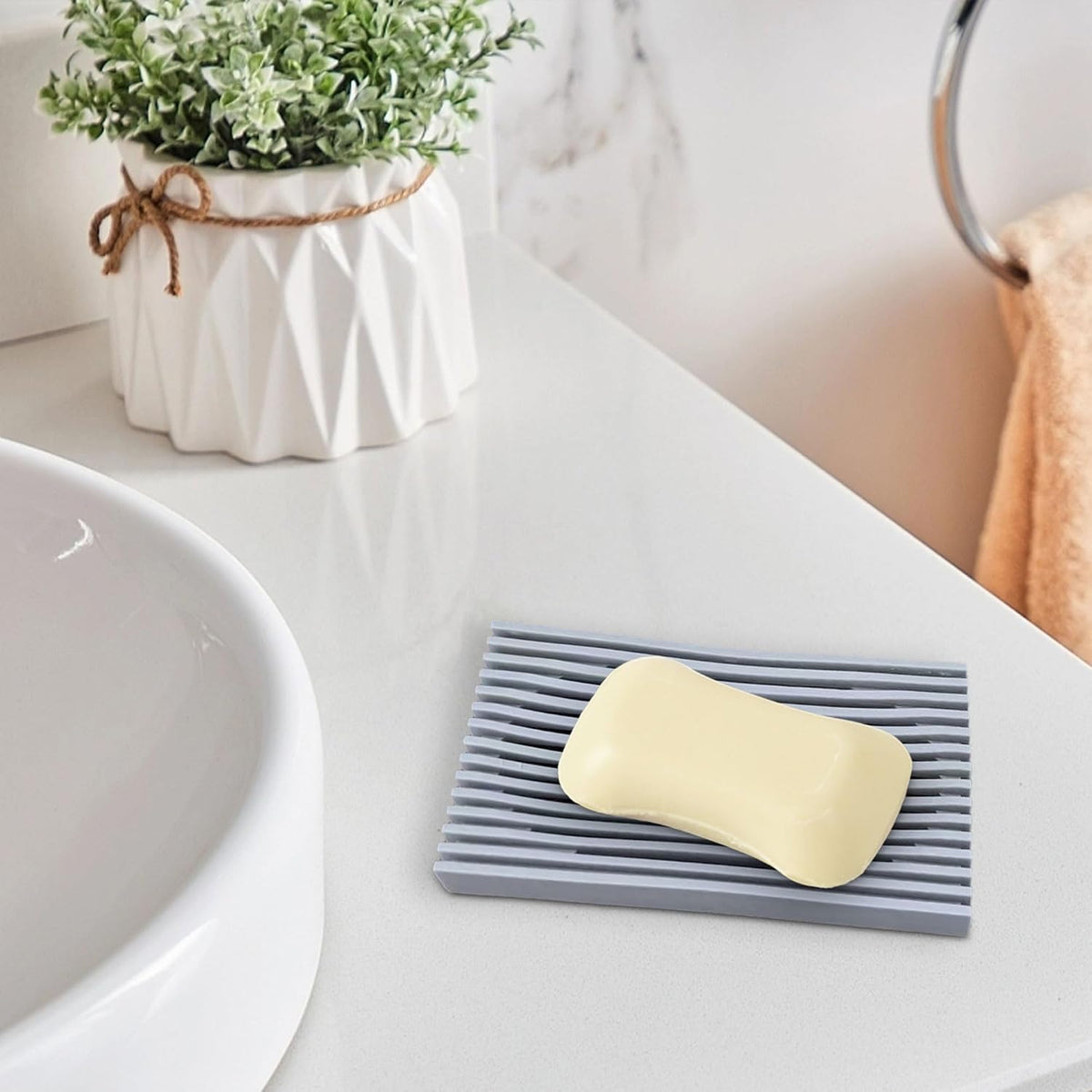 Aoheuo Modern Minimalist Soap Dish (1Pack),Drainage Silicone Soap Holder,5.5 Long by 3.15 Wide,0.55 inches high,Used for Kitchen,Bathroom,and Bar Sink