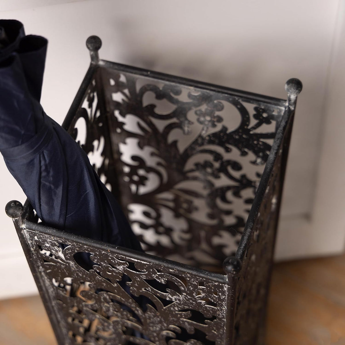 Vintage Black Metal Umbrella Holder with Ornate Cutout Pattern Antique Decorative Umbrella Stand with Detachable Drip Tray for Entryway Storage Umbrellas Canes & Walking Sticks (Black)