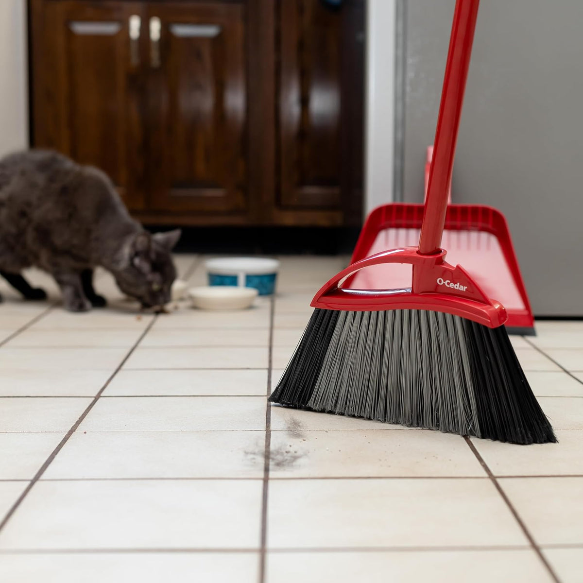 O-Cedar Pet Pro Broom with Step-On Dustpan | Removes Over 99% of Dust & Dirt in One Sweep | Removes 3X More Pet Hair | Quiet Cleaning Tool for Cat and Dog Owners