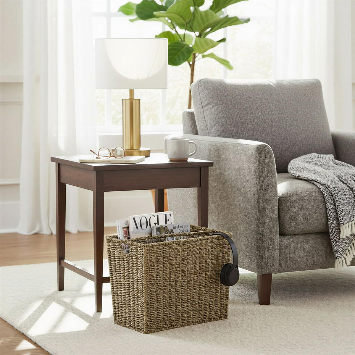 Household Essentials Wicker Magazine Rack, Handwoven Seagrass, Strong Metal Wire Frame, Built-In Handle and Divider, Lightweight, Contemporary, Great for Puzzle Books, Mail and More, Natural
