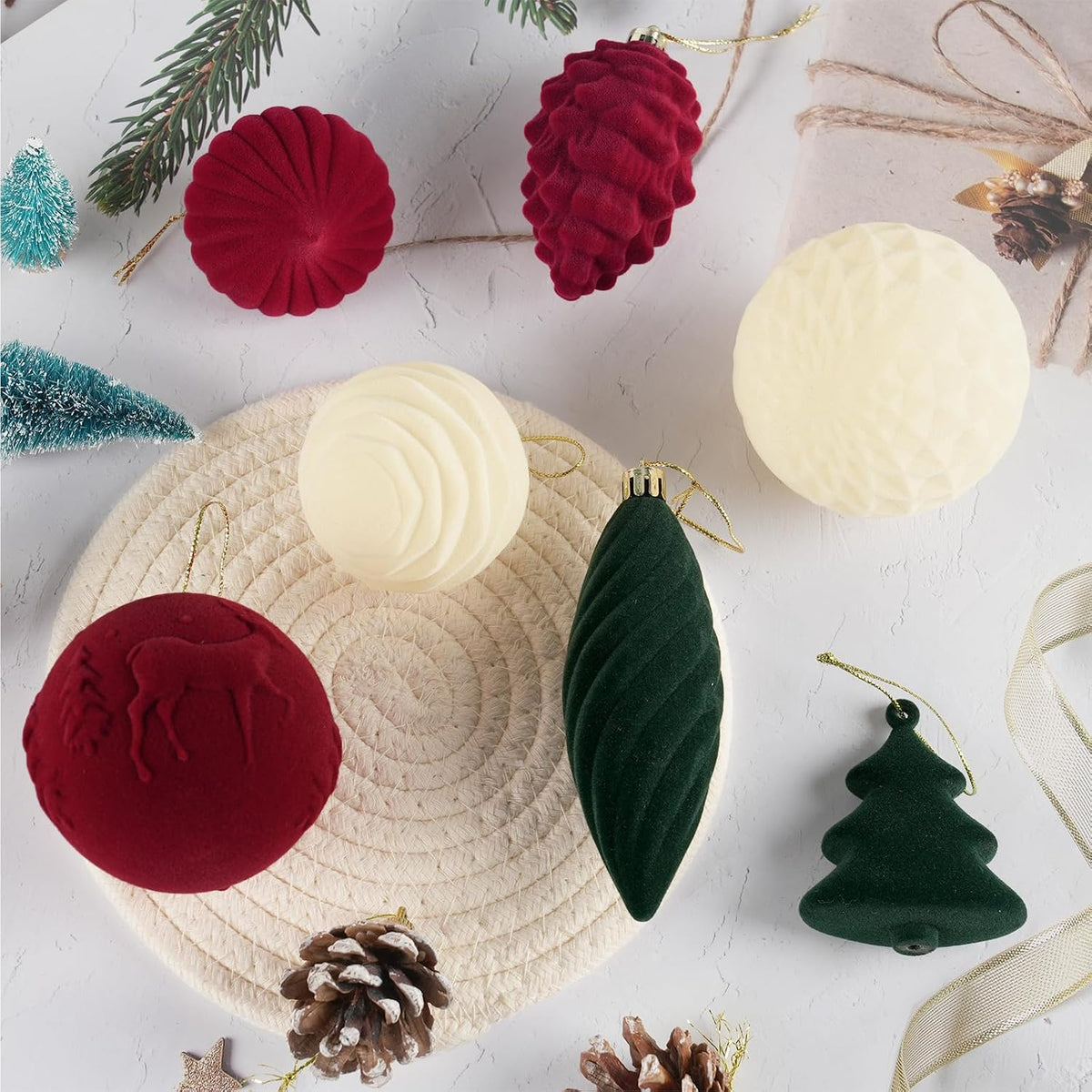 18Pcs Velvet Christmas Tree Ornaments Set, Flocked Hanging Christmas Balls Ornaments, Shatterproof Red Green White Hanging Balls Decorations Assortment for Xmas Tree Winter Holiday Home Party Decor