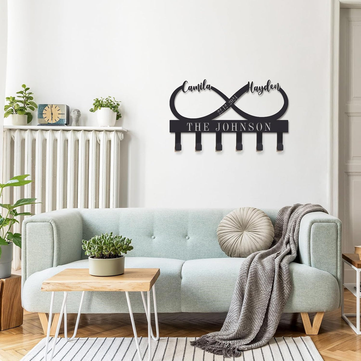 Personalized Metal Key Holder with Family Name,Custom Wedding, Anniversary, or Housewarming Present,Wall Mounted Key Hooks for Couples,Elegant Home Decor for Entryway
