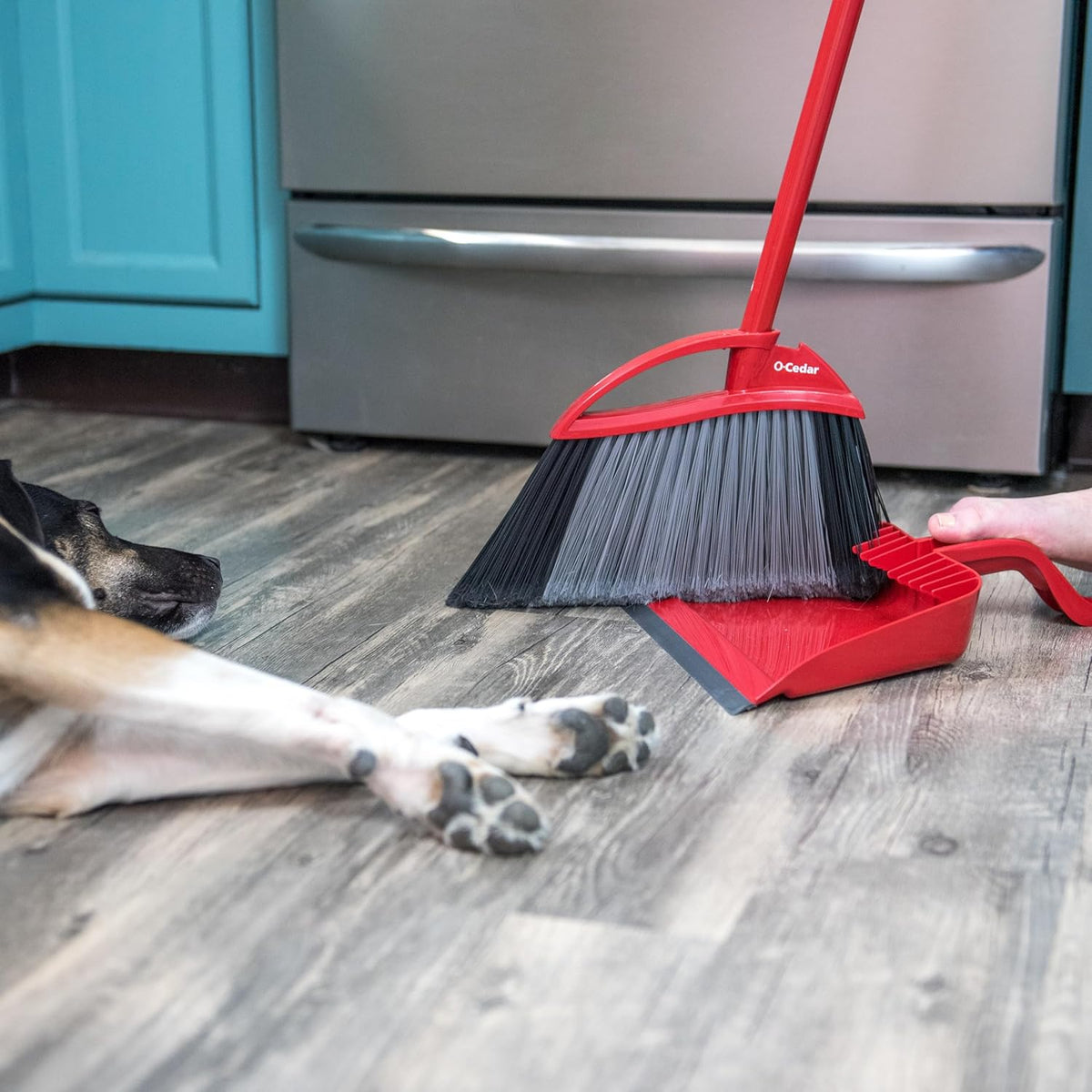 O-Cedar Pet Pro Broom with Step-On Dustpan | Removes Over 99% of Dust & Dirt in One Sweep | Removes 3X More Pet Hair | Quiet Cleaning Tool for Cat and Dog Owners