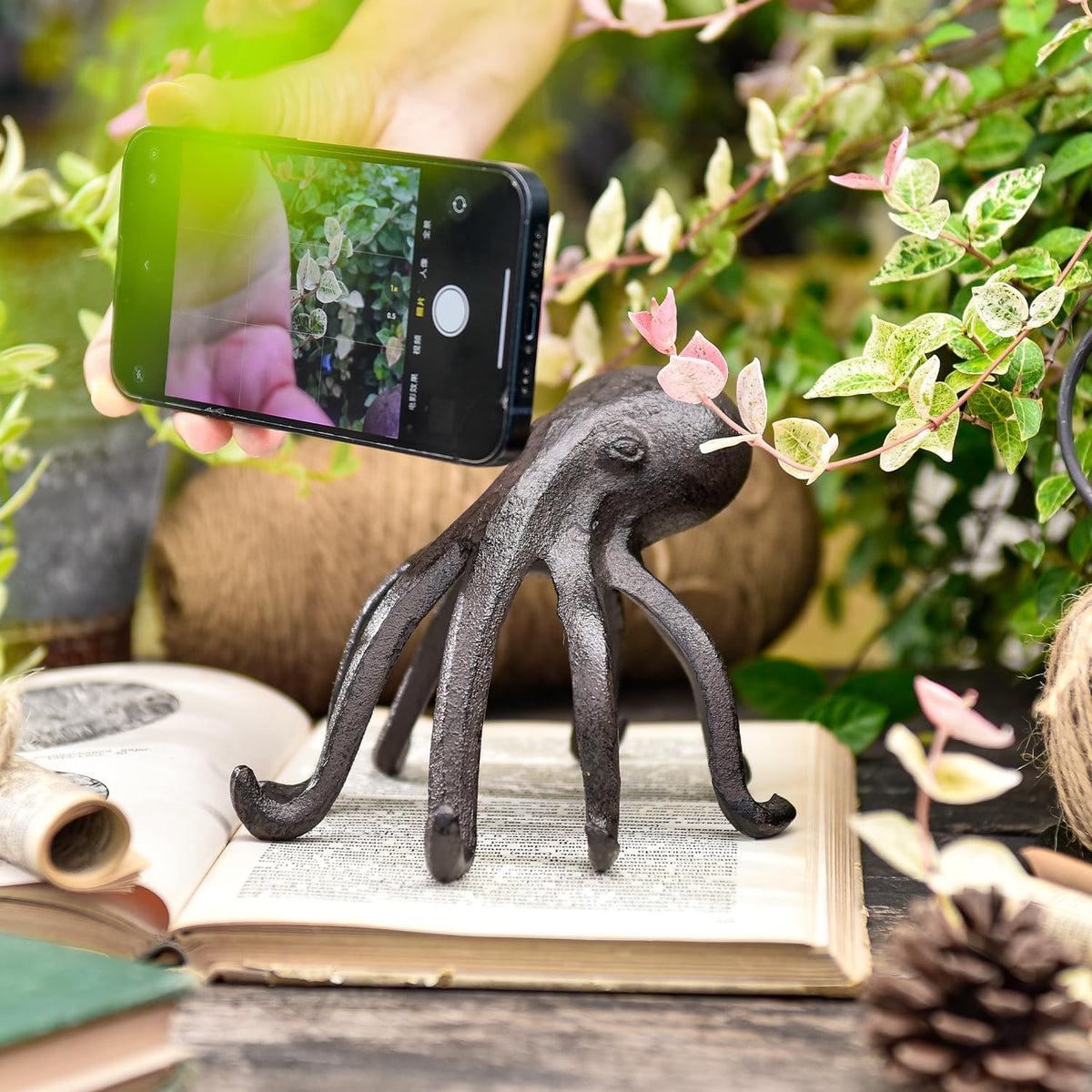 Sungmor Cast Iron Octopus Sculpture, Decor Bookend & Phone Tablet Stand
